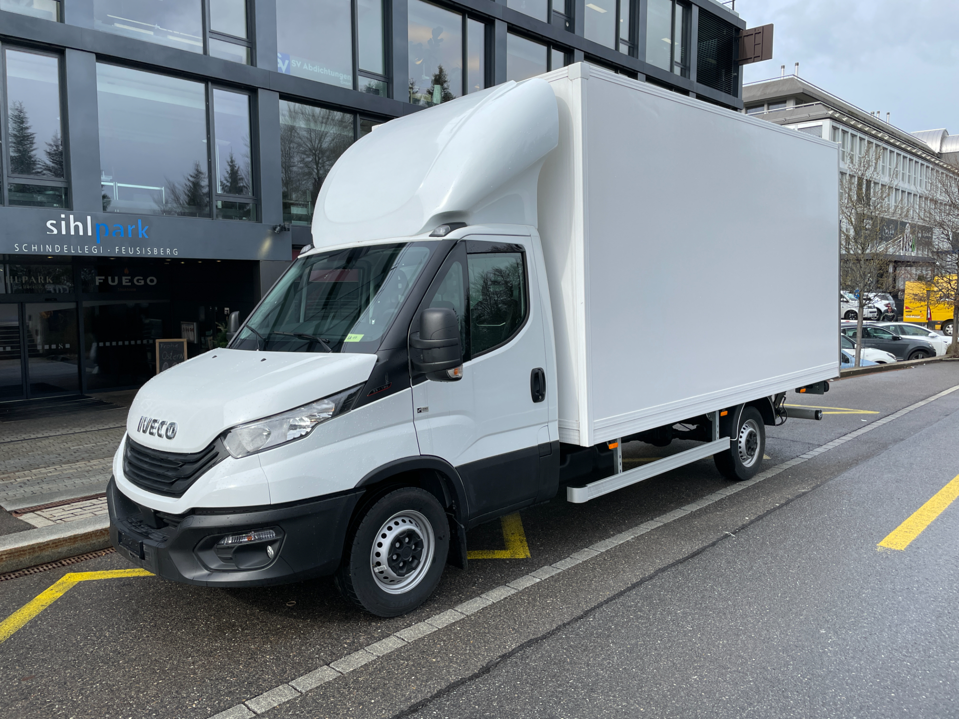 IVECO Daily 35 S 18H V Kasten mit Hebebühne und Seitentüre